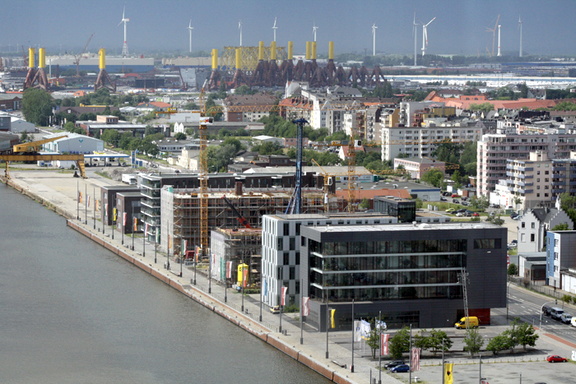 Blick über den Neuen Hafen - im Hintergrund Tripons der Windenergie1.2.4.2 Die Havenwelten,1.2.4 Öffentlichkeit_Intermedia,1.2 WebseitePixelboxx-Export