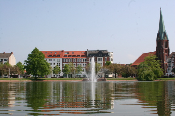 Der Holzhafen mit einem Springbrunnen befindet sich im Stadtteil Geestemünde1.2.4.1 Die Stadtteile,1.2.4 Öffentlichkeit_Intermedia,1.2 WebseitePixelboxx-Export