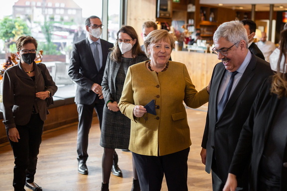 Bundeskanzlerin Angela Merkel hat sich heute (4. November 2021) mit einem Besuch im Deutschen Auswandererhaus Bremerhaven (DAH) vom Land Bremen und dem Bremer Senat verabschiedet.