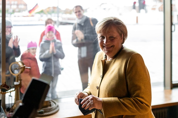 Bundeskanzlerin Angela Merkel hat sich heute (4. November 2021) mit einem Besuch im Deutschen Auswandererhaus Bremerhaven (DAH) vom Land Bremen und dem Bremer Senat verabschiedet.